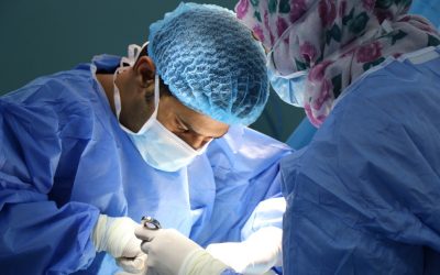 Czy znieczulenie wykonywane u pacjenta, u którego chirurg plastyczny wykonuje operacje kosmetyczną, powinno być opodatkowane VAT-em?
